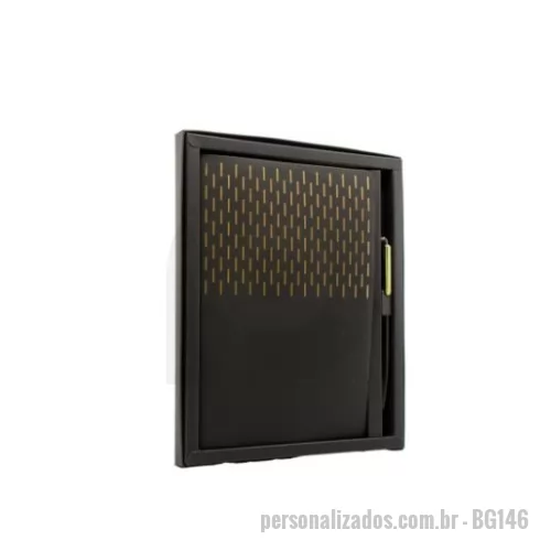 Kit cadernos personalizado - Bloco de anotações A5 pautado, 80 folhas, 70g, capa preta em material sintético com detalhes em dourado, caneta esferográfica preta, ( escrita azul ) com detalhes em dourado. Vem na embalagem de presente preta.