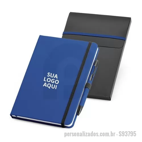 Kit cadernos personalizado - Surpreenda seus clientes e colaboradores com o nosso exclusivo Kit de Caderno A5 e Esferográfica! Este conjunto elegante inclui um caderno de capa dura em couro sintético com 80 folhas lisas, fita separadora e elástico, oferecendo um toque de sofisticação e praticidade. Acompanha uma esferográfica de escrita azul, com design ergonômico para maior conforto. O kit é fornecido em uma caixa presente em PP com elástico, pronto para encantar seus presentes. Dimensões: Esferográfica: ø10 x 137 mm, Bloco: 140 x 210 mm, Caixa: 155 x 214 x 13 mm.  Escolha um brinde que reflete seu compromisso com qualidade e estilo!