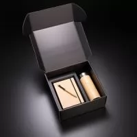 Kit executivo com caderno de anotações A5 em bambu, caneta esferográfica em alumínio e bambu e garrafa térmica em aço inox com revestimento em bambu com parede dupla, tampa e anel de silicone com capacidade 430ml. Conserva líquido quente por até 12 horas e líquido frio até 18 horas.
