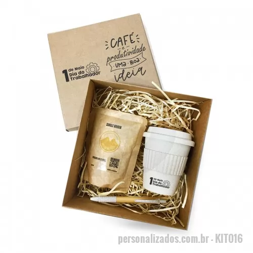 Kit café personalizado - Kit Copo Fibra 380ml e Caneta Eco Bambu e Fibra + Café 100% Arábica Contém: 1 Copo de viagem 380 ml Eco com tampa em fibra de bambu (50%) e PP (50%) e tira em silicone para facilitar o transporte de bebidas quentes. 1 Caneta em bambu com clipe, antideslizante e elementos coloridos em fibra de trigo e ABS. 1 Pacote de Café 100% Arábica Brasileiro Belo Monte 100G 1 Caixa Presente Kraft 22x23x10 cm Palha para enfeite 