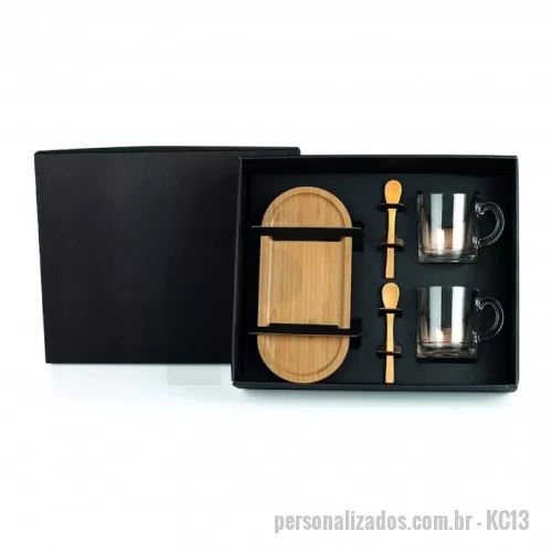 Kit café personalizado - Kit café 5 peças. Esse kit conta com duas canecas em vidro, duas colheres e bandeja em Bambu com dimensões 26x12x1,7cm.