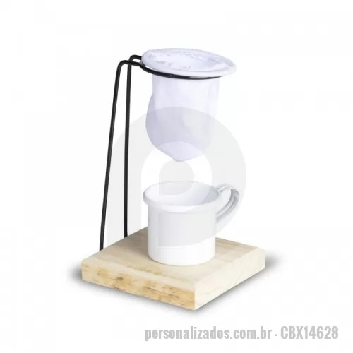 Kit café personalizado - Kit Café 3 Peças contém: xícara de café em metal, base de madeira com suporte para coador, e mini coador de café em tecido.  Altura :  17 cm  Largura :  9 ,8 cm  Medidas aproximadas para gravação (CxL):  Xícara 3 cm x 5 cm – Base 8 cm x 8 cm  Peso aproximado (g):  160