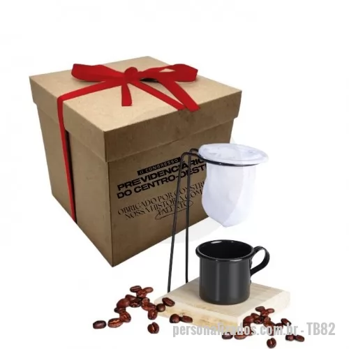 Kit café personalizado - 1 Caneca de Alumínio (consulte opções); 1 Suporte com Base de madeira e bocal para o Mini Coador; 1 Mini Coador de Algodão;