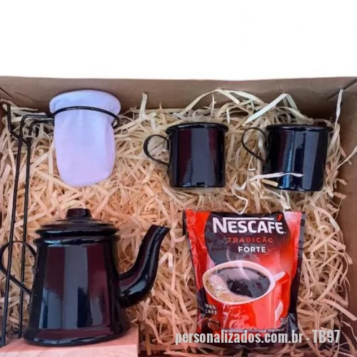 Kit café personalizado - 2 Canecas de Alumínio de 90ml (Consulte as Opções de Cores) 1 Bule de Café de Alumínio de 180ml (Consulte as Opções de Cores) 1 Suporte com Base de madeira e bocal para o Mini Coador (Consulte as Opções de Cores) 1 Mini Coador de Algodão 1 Pacote de Nescafé 1 Caixa Kraft