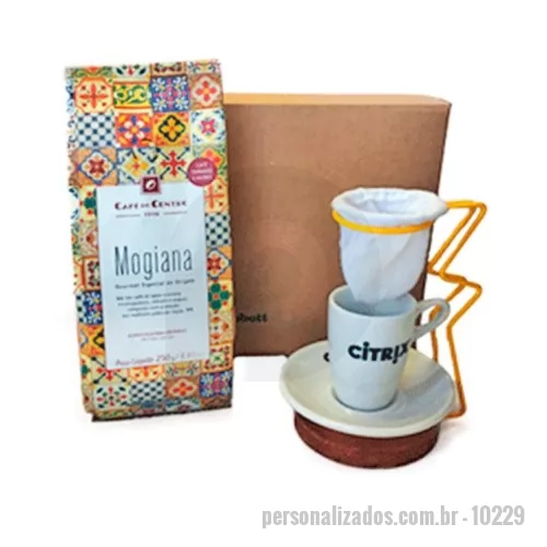 Kit café personalizado - Um dos kits mais queridos da Beetrade, o café egoísta é um charme só! Preseneteie colaboradores, cliente e parceiros com este kit totalmente personalizável! PREÇO PARA QUANTIDADE MINÍMA DE 300UN – Consulte-nos! Kit Composto por: 01 Suporte com mini coador 01 Xícara de café com 70ml’s 01 pacote de Café 250grs 01 Caixa para presente.