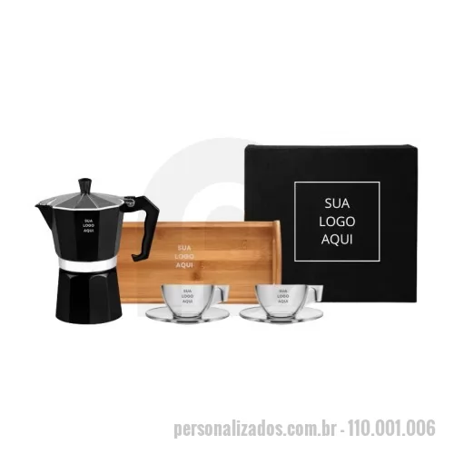 Kit café personalizado - Kit para café. Conta com cafeteira italiana em alumínio, duas xícaras com pires em vidro e bandeja em bambu. 