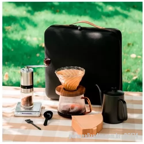 Kit café personalizado - Estojo em nylon e puxador em couro contendo: moedor de grãos de café, bule para servir em inox coador com base de madeira e borracha, bule em borossilicato, acompanha balança, filtros de papel colher medida e limpador do moedor.