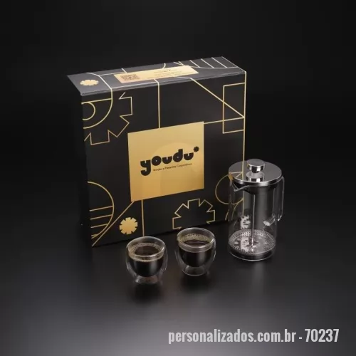 Kit café personalizado - Kit VIP Café Gourmet apresentado em uma sofisticada caixa de presente, perfeito para apreciadores de café. O kit inclui um conjunto de xícaras para café em vidro isotérmico de parede dupla (80ml), garantindo maior retenção de temperatura e conforto ao segurar. Acompanha uma elegante prensa francesa de 740ml, confeccionada em vidro borosilicato e aço inox, ideal para extrair o melhor aroma e sabor do café. Um brinde refinado e exclusivo da Youdu Brindes.