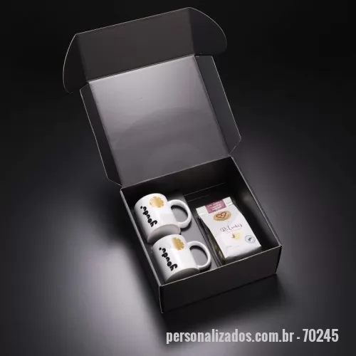 Kit café personalizado - Kit VIP Café apresentado em uma elegante embalagem, perfeito para apreciadores de café. Contém duas canecas de vidro com capacidade de 350ml, proporcionando uma experiência sofisticada ao servir. Acompanha um pacote de café gourmet de 250g, garantindo sabor e qualidade para momentos especiais. Um brinde refinado e exclusivo da Youdu Brindes.