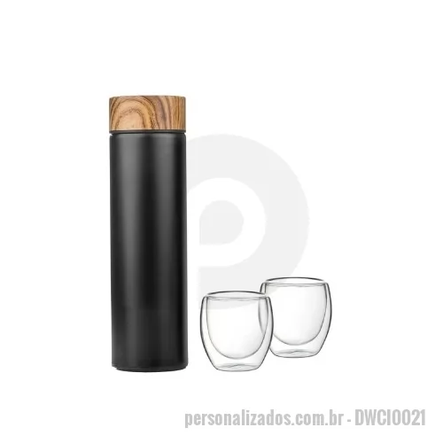 Kit café personalizado - Kit para bebidas desenvolvido para acondicionamento e consumo em diferentes contextos. A garrafa térmica é fabricada em aço inoxidável com parede dupla, auxiliando na conservação da temperatura do líquido. A tampa possui acabamento externo que imita madeira, conferindo aspecto diferenciado ao conjunto. Os copos são produzidos em vidro borossilicato, material resistente a variações térmicas, com capacidade individual de 55ml. O conjunto é fornecido em caixa de presente e sacola de papel, facilitando armazenamento e transporte.
