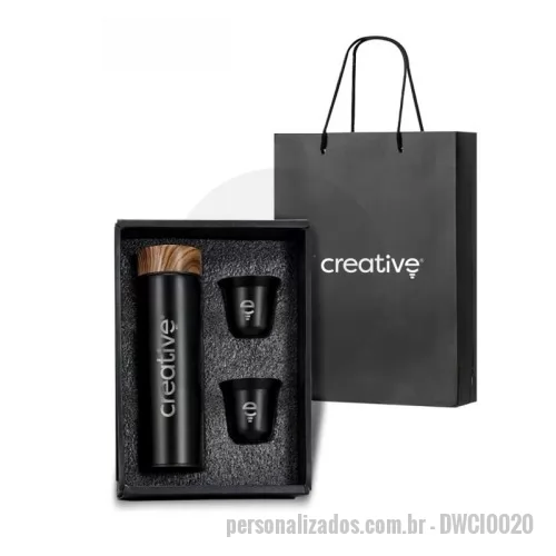 Kit café personalizado - Inclui 1 garrafa térmica de aço inoxidável (500ml) com parede dupla, sua tampa imita madeira e 2 copos de 70ml também em aço inoxidável. Este produto é ideal para levar em viagens, para o trabalho e para a escola, mantendo o estilo e elegância. Este kit vem acondicionado em caixa de presente + sacola de papel preta de boa qualidade.