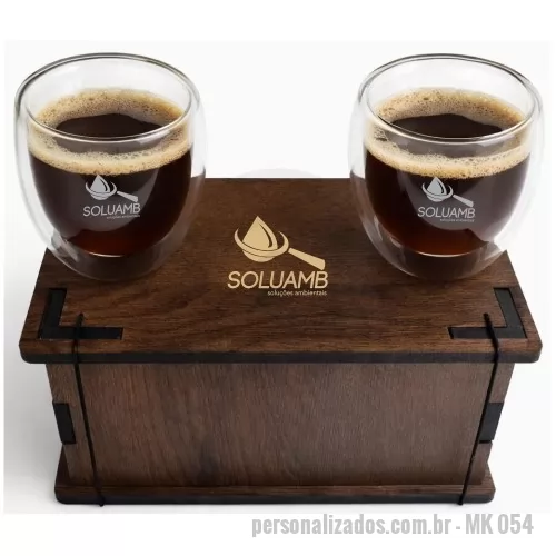 Kit café personalizado - Estojo de MDF com dois copos de vidro parede dupla para café. Gravação da logo a laser no estojo e copos. Um presente inovador, útil e com ótima apresentação, que irá surpreender quem receber. Despachamos com frete pago para Sul, Sudeste e Centro Oeste