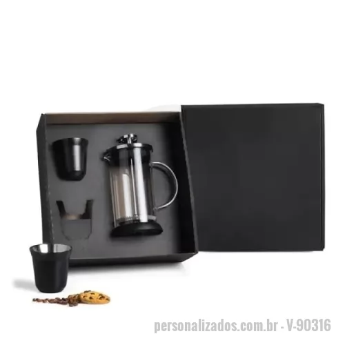Kit café personalizado - Kit Personalizado Para Café Conta com cafeteira prensa francesa e dois copos de 60 ml para café em aço inox preto. Especificação do produto Código KT-90316 Dimensões do Produto Cafeteira: 16,5x12x8cm Sugestão de Personalização Uma gravação a Laser nos dois copos e na tampa da cafeteira; Silk na caixa. Embalagem Caixa Preta 235x230x93 mm (AxLxP) Peso 572 g (com embalagem)
