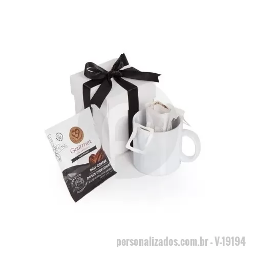 Kit café personalizado - Kit café Personalizado contendo: 1 Caneca de vidro Aspen 300ml (5909) 11 x 8 x 8,9 cm 1 Drip Coffee 10g 1 Caixa corte e vinco em papel cartão branco 420gr com laço de cetim Peso 0,460g / 9.5x10x11.5cm