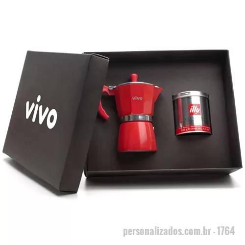 Kit café personalizado - Este Kit é composto por 1 Cafeteira tipo italiana vermelha de 6 doses, 1 lata de café Illy tipo exportação de 125g. Caixa e berço em papel Kraft preto com gravação em silk a 1 cor na tampa da caixa e a laser na cafeteira. Caixa Formato 35x29x10,5 cm. Kit com produto perecível com data de validade: evitar armazenamento prolongado e realizar o consumo o mais breve possível. Esta cafeteira sofreu algumas alterações no design em relação a foto apresentada. Formato da caixa 35,5 x 29 x 10,5 cm.