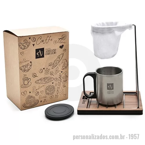 Kit café personalizado - Coador de tecido com estrutura metálica e base de madeira MDF ecológica. Acompanha 1 caneca metálico de aço inox com tampa com capacidade de 180 mL, acondicionado em caixa de papel kraft. A personalização é a laser na caneca e em silkscreen 1 cor na base de madeira e na caixa de papel kraft. Formato da Caixa 16 x 21 x 11,5 cm.