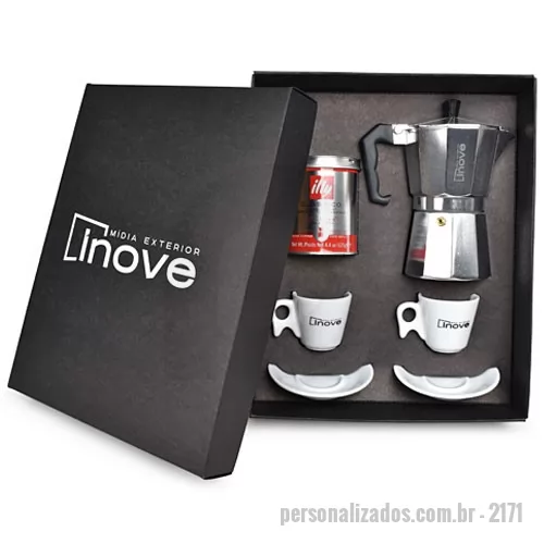 Kit café personalizado - Kit composto por 1 Cafeteira tipo italiana de 6 doses na cor prata, 2 xícaras com pires e 1 lata de café Illy de 125g tipo exportação. Caixa  em papel Kraft preto e xícaras personalizadas em silkscreen 1 cor. A personalização na  cafeteira é a laser. Kit com produto perecível com data de validade: evitar armazenamento prolongado e realizar o consumo o mais breve possível. Formato da caixa 35,5 x 29 x 10,5 cm.