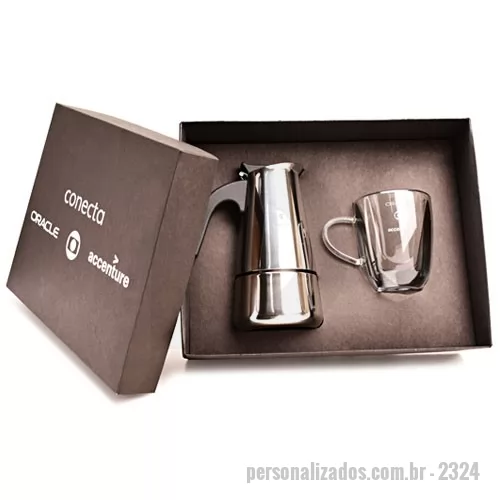 Kit café personalizado - Kit composto por 1 cafeteira de inox de 4 doses e 1 xícara de vidro borossilicato com capacidade de 180 mL, acondicionado em caixa preta de papel kraft reforçado. A personalização é a laser na cafeteira e em silkscreen 1 cor na tampa da caixa e na xícara. Formato da caixa 28,5 x 22,5 x 9,3 cm.