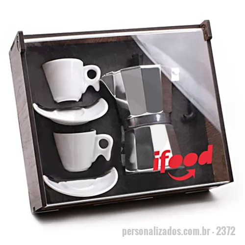 Kit café personalizado - Este Kit é composto por 1 Cafeteira de metal de 6 doses e 2 xícaras com pires. Kit acondicionado em caixa de madeira MDF ecológica com tampa de acrílico. A personalização é na tampa da caixa e nas 2 xícaras em silkscreen 1 cor, e na  cafeteira é a laser. Formato da caixa de madeira 29,5 x 25,5 x 11,5 cm.