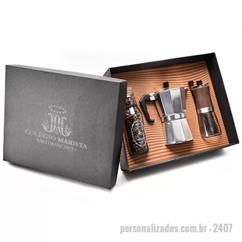 Kit café personalizado - Kit composto por 1 moedor manual de café, 1 cafeteira tipo italiana de 6 doses e 1 pote de café em grãos. A personalização na cafeteira e no moedor é a laser, e no pote de café e na tampa da caixa em silkscreen 1 cor. Kit com produto perecível com data de validade: evitar armazenamento prolongado e realizar o consumo o mais breve possível. Formato da caixa 35 x 28,5 x 10 cm.