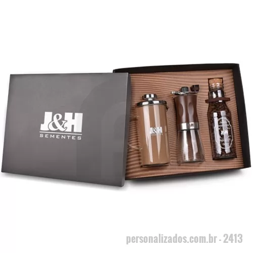 Kit café personalizado - Kit Composto por 1 prensa francesa com capacidade de 350 mL, produzida em vidro borossilicato com estrutura em inox, 1 moedor manual de café produzido em vidro e inox com capacidade de 50 mL ou 54 g e 1 pote de 100 g de café em grãos. A personalização é a laser na cafeteira francesa e no moedor e em silkscreen 1 cor no pote de café e na tampa da caixa. Kit com produto perecível com data de validade: evitar armazenamento prolongado e realizar o consumo o mais breve possível. Formato da caixa 28,7 x 24,5 x 7 cm.