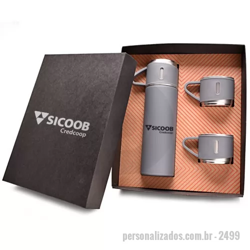 Kit café personalizado - Kit garrafa térmica com capacidade para 450 mL, com duas tampas extras que podem ser utilizadas como xícaras. A garrafa é produzida em inox com base antiderrapante e tampas de inox com revestimento plástico. O produto é acondicionado em caixa preta de papel kraft. A personalização é na garrafa térmica e na tampa da caixa em silkscreen 1 cor. Caixa formato 28,5x24,5x7,2 cm. Berço incluso. 