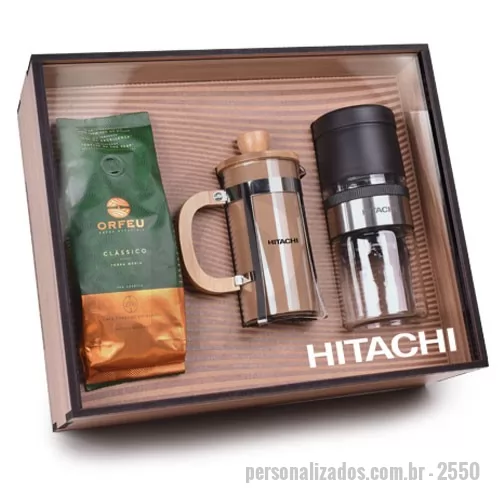 Kit café personalizado - Kit composto por 1 moedor manual de café, 1 prensa francesa com capacidade de 350 mL e 1 pacote de 250g de café Orfeu em grãos. A personalização do moedor é a laser e na prensa francesa e na tampa de acrilico da caixa de MDF em silkscreen 1 cor. Kit com produto perecível com data de validade: evitar armazenamento prolongado e realizar o consumo o mais breve possível. Formato da caixa 34,3 x 26,5 x 9,7 cm.