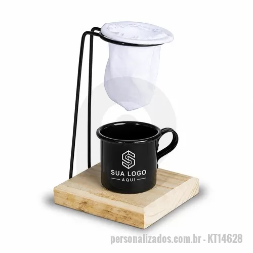 Kit café personalizado - Kit café composto por três itens: xícara metálica com capacidade máxima de 90ml, base de madeira com suporte de metal para coador e um mini coador de café em tecido.