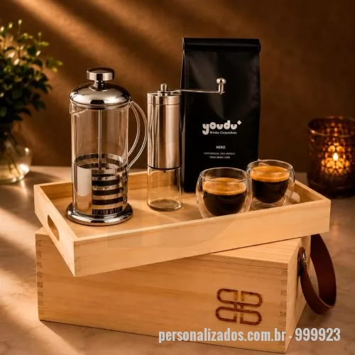Kit café personalizado - Kit café gourmet Barista Legno em caixa de madeira ecológica com tampa-bandeja. Contém prensa francesa em vidro borossilicato de 350ml, moedor de grãos de café, conjunto de xícaras em vidro isotérmico de parede dupla de 80ml e café em grãos especial Clássico de 250g.