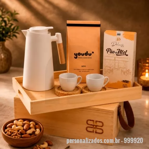 Kit café personalizado - Kit café gourmet Legno em caixa de madeira ecológica com tampa-bandeja. Contém 2 xícaras de porcelana de 170ml com pires de madeira, garrafa térmica retrô de 1000ml, café moído especial Clássico de 250g, lata de biscoitos amanteigados de 160g e caixa de pão de mel de 160g.