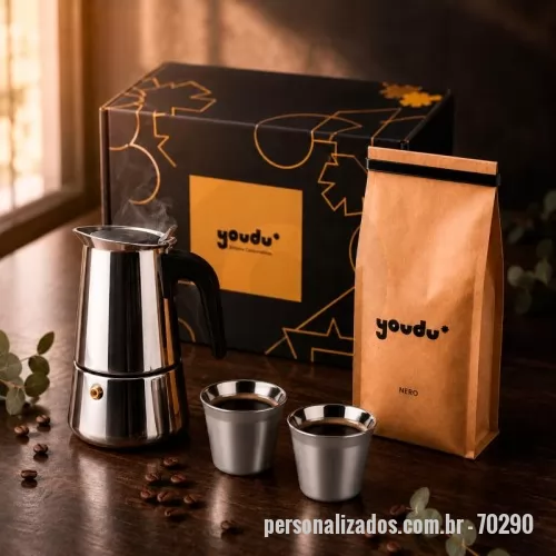 Kit café personalizado -  Kit Café Moka Nero com cafeteira italiana em inox, copos isotérmicos e café especial. Contém cafeteira italiana em inox, copos isotérmicos em vidro de parede dupla, café moído especial personalizado de 250g e caixa para presente assinada Youdu.