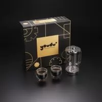Kit VIP Café Gourmet apresentado em uma sofisticada caixa de presente, perfeito para apreciadores de café. O kit inclui um conjunto de xícaras para café em vidro isotérmico de parede dupla (80ml), garantindo maior retenção de temperatura e conforto ao segurar. Acompanha uma elegante prensa francesa de 740ml, confeccionada em vidro borosilicato e aço inox, ideal para extrair o melhor aroma e sabor do café. Um brinde refinado e exclusivo da Youdu Brindes.