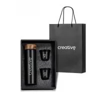 Inclui 1 garrafa térmica de aço inoxidável (500ml) com parede dupla, sua tampa imita madeira e 2 copos de 70ml também em aço inoxidável. Este produto é ideal para levar em viagens, para o trabalho e para a escola, mantendo o estilo e elegância. Este kit vem acondicionado em caixa de presente + sacola de papel preta de boa qualidade.