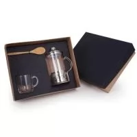 Kit em caixa de papel, cafeteira Francesa de 350ml, caneca de vidro de 250ml, colher de bambu com gravação na caneca, cafeteira e na tampa da caixa.