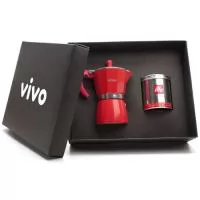 Este Kit é composto por 1 Cafeteira tipo italiana vermelha de 6 doses, 1 lata de café Illy tipo exportação de 125g. Caixa e berço em papel Kraft preto com gravação em silk a 1 cor na tampa da caixa e a laser na cafeteira. Caixa Formato 35x29x10,5 cm. Kit com produto perecível com data de validade: evitar armazenamento prolongado e realizar o consumo o mais breve possível. Esta cafeteira sofreu algumas alterações no design em relação a foto apresentada. Formato da caixa 35,5 x 29 x 10,5 cm.