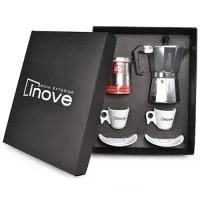 Kit composto por 1 Cafeteira tipo italiana de 6 doses na cor prata, 2 xícaras com pires e 1 lata de café Illy de 125g tipo exportação. Caixa  em papel Kraft preto e xícaras personalizadas em silkscreen 1 cor. A personalização na  cafeteira é a laser. Kit com produto perecível com data de validade: evitar armazenamento prolongado e realizar o consumo o mais breve possível. Formato da caixa 35,5 x 29 x 10,5 cm.