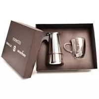Kit composto por 1 cafeteira de inox de 4 doses e 1 xícara de vidro borossilicato com capacidade de 180 mL, acondicionado em caixa preta de papel kraft reforçado. A personalização é a laser na cafeteira e em silkscreen 1 cor na tampa da caixa e na xícara. Formato da caixa 28,5 x 22,5 x 9,3 cm.