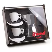 Este Kit é composto por 1 Cafeteira de metal de 6 doses e 2 xícaras com pires. Kit acondicionado em caixa de madeira MDF ecológica com tampa de acrílico. A personalização é na tampa da caixa e nas 2 xícaras em silkscreen 1 cor, e na  cafeteira é a laser. Formato da caixa de madeira 29,5 x 25,5 x 11,5 cm.