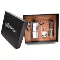 Kit composto por 1 moedor manual de café, 1 cafeteira tipo italiana de 6 doses e 1 concha para pegar café. A personalização na cafeteira e no moedor é a laser, e no pegador e na tampa da caixa em silkscreen 1 cor. Formato da caixa 35 x 28,5 x 10 cm.
