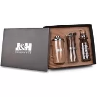 Kit Composto por 1 prensa francesa com capacidade de 350 mL, produzida em vidro borossilicato com estrutura em inox, 1 moedor manual de café produzido em vidro e inox com capacidade de 50 mL ou 54 g e 1 pote de 100 g de café em grãos. A personalização é a laser na cafeteira francesa e no moedor e em silkscreen 1 cor no pote de café e na tampa da caixa. Kit com produto perecível com data de validade: evitar armazenamento prolongado e realizar o consumo o mais breve possível. Formato da caixa 28,7 x 24,5 x 7 cm.