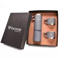 Kit garrafa térmica com capacidade para 450 mL, com duas tampas extras que podem ser utilizadas como xícaras. A garrafa é produzida em inox com base antiderrapante e tampas de inox com revestimento plástico. O produto é acondicionado em caixa preta de papel kraft. A personalização é na garrafa térmica e na tampa da caixa em silkscreen 1 cor. Caixa formato 28,5x24,5x7,2 cm. Berço incluso. 