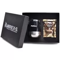 Kit composto por 1 caneca com misturador, com capacidade de 350 mL. Possui parede dupla em diversas cores, acompanha 1 sachet de café solúvel de 40 g. A personalização é na caneca e tampa da caixa em silkscreen 1 cor. Kit com produto perecível com data de validade: evitar armazenamento prolongado e realizar o consumo o mais breve possível. Caixa formato 28,5 x 22,5 x 9 cm. Berço incluso. 