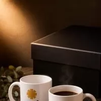 Kit Café Caffè Nero com 2 canecas de cerâmica de 350ml, travessa e 2 colheres em bambu, café moído especial personalizado de 250g e caixa para presente assinada Youdu.