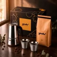  Kit Café Moka Nero com cafeteira italiana em inox, copos isotérmicos e café especial. Contém cafeteira italiana em inox, copos isotérmicos em vidro de parede dupla, café moído especial personalizado de 250g e caixa para presente assinada Youdu.