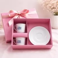 KIT CONTÉM: 2 XICARAS BRANCAS CERAMICA COM PIRES 1 CAIXA CARTONADA MODELO TAMPA E FUNDO 20X15X9CM