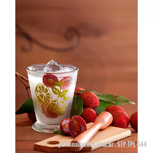 Kit caipirinha personalizado - Com ótimo espaço para divulgação da marca através de gravação à laser na madeira, o kit caipirinha personalizado com três peças é composto de um copo de vidro, uma prancha de madeira e um socador. O kit caipirinha personalizado é o presente ideal par