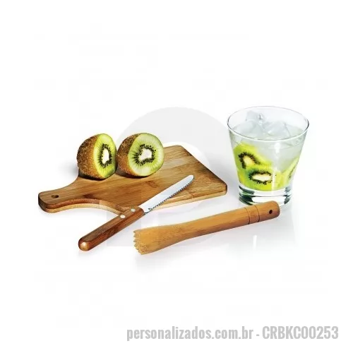 Kit caipirinha personalizado - Conjunto composto por quatro acessórios para caipirinha, sendo um copo em vidro de 350ml, um socador/pilão em bambu, uma faca para frutas de 4” em aço inox e bambu e uma tábua pequena em bambu com cabo e orifício para pendurá-lo em ganchos e facilitar seu uso. Produto ecológico e ideal para transmitir mensagens relacionadas à sustentabilidade ou à cultura nacional.
