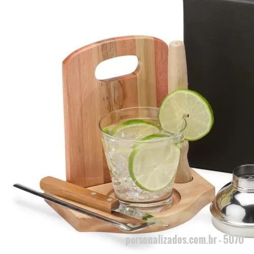 Kit caipirinha personalizado - 	Kit caipirinha 7 peças. Contendo: base, tabua, socado, copo de vidro, colher inox 20cm, faca de mesa Tramontina e coqueteleira em aço inox.