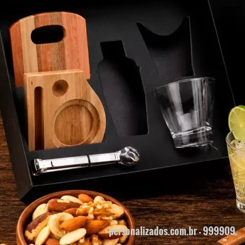 Kit caipirinha personalizado - Kit Caipirinha completo com tábua, base, amassador, colher e faca de mesa em madeira e inox. Inclui 2 copos de vidro de 350ml, coqueteleira inox de 350ml, pegador de gelo em aço inox, mix de castanhas e amendoim de 100g e caixa para presente VIP.