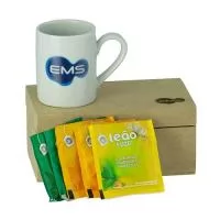 KIT EM CAIXA MDF COM TAMPA BAÚ COM GRAVAÇÃO E DIVISÓRIA CONTENDO 01 CANECA RETA MINI 120ML BRANCA E 05 SACHÊS DE  CHÁ